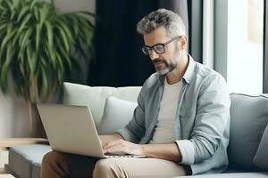 un' giovane uomo di europeo aspetto nel bicchieri lavori come un' neurale Rete tutore. un' uomo si siede su il divano con un' il computer portatile su il suo giro e insegna in linea. ai generativo foto