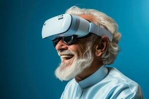 anziano uomo esplorando ar tecnologia attraverso bicchieri isolato su un' pendenza sfondo foto
