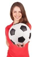 ragazza con in mano un pallone da calcio foto