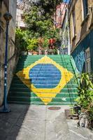 bandiera del brasile dipinta su una scala sulla collina della concezione foto