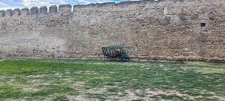 vecchia fortezza in rovina in riva al mare. cielo blu. foto