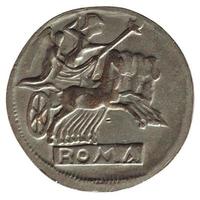 antica moneta romana isolata su bianco foto