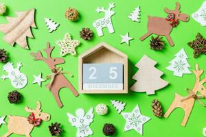 Natale verde sfondo con vacanza giocattoli e decorazioni. superiore Visualizza di di legno calendario. il venti quinto di dicembre. allegro Natale concetto foto