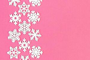 impostato di bianca i fiocchi di neve su colorato sfondo. superiore Visualizza di Natale ornamento. nuovo anno tempo concetto con vuoto spazio per il tuo design foto