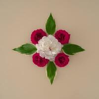 creativo disposizione fatto con rosso e bianca Rose su pastello sfondo. piatto posizione. estate minimo concetto. fiori estetico. foto