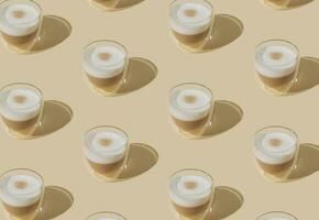 di moda modello fatto di tazza di caffè su pastello crema sfondo. creativo caffè concetto. minimo latte macchiato macchiato modello idea. caffè estetico. foto