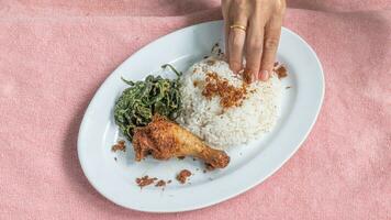 ayam goreng kalasan e gulai daun Ubi, indonesiano tradizionale cucina fatto a partire dal fritte pollo foto