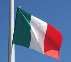 bandiera italiana nel cielo azzurro foto