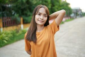 contento asiatico donna nel il villaggio dove essi vivere foto