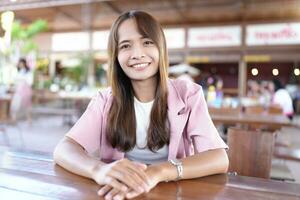 contento asiatico donna nel caffè negozio foto