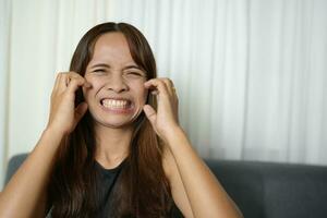 asiatico donna ha pizzicore su sua viso. foto