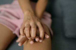asiatico donna ha pizzicore su sua mani e braccia. foto