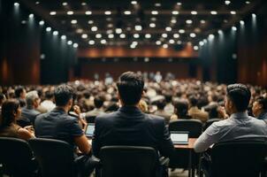 attività commerciale e imprenditoria simposio. altoparlante dando un' parlare a attività commerciale incontro. pubblico nel conferenza sala., ai generativo foto