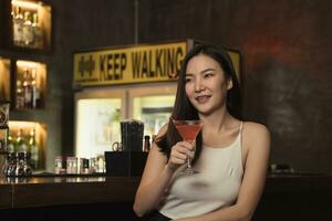 donne asiatiche che bevono cocktail e si divertono al bar di notte. foto