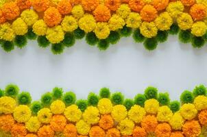 decorativo rangoli fatto a partire dal colorato calendula fiori e verde crisantemo per Diwali Festival su bianca sfondo con spazio per testo. foto