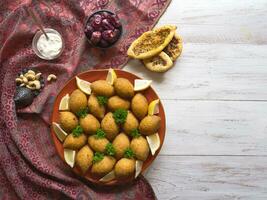 Arabo carne aperitivo kibbeh. tradizionale Arabo kibbeh con agnello e pino noccioline. foto