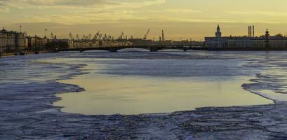 primavera sera st. pietroburgo. ghiaccio si scioglie su il neva fiume. Soli foto