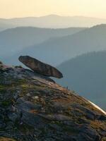 caduta grande masso su il bordo di il abisso. verticale Visualizza, occidentale sayan. naturale parco ergaki. krasnoyarsk regione. Russia. foto