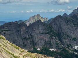 montagna strati struttura, montagna terreno. colorato soleggiato mattina paesaggio con sagome di grande roccioso montagne. foto