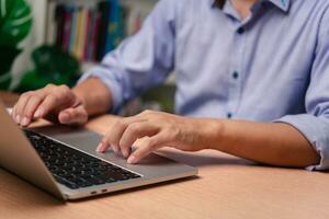 attività commerciale uomo mani Lavorando e digitando su il computer portatile computer tastiera del computer, ricerca informazione, Internet sociale reti, distanza lavoro in linea tecnologia concetto. foto