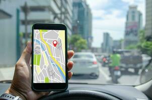 uomo utilizzando mobile Telefono nel carta geografica ricerca modalità app. smartphone applicazione navigazione , GPS in linea Posizione traffico nel macchina. foto