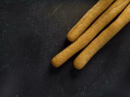 grissini italiano croccante pane bastoni posare piatto isolato su studio. foto