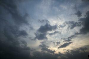 drammatico nuvoloso cielo per sfondo e sfondo. foto