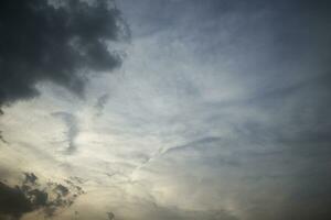 drammatico nuvoloso cielo per sfondo e sfondo. foto