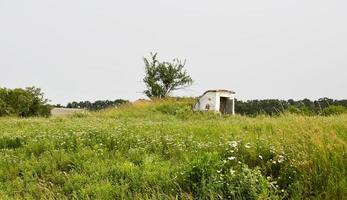 bellissimo vecchio edificio abbandonato fattoria in campagna foto