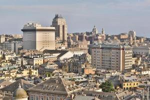 skyline della città di genova in liguria in italia foto