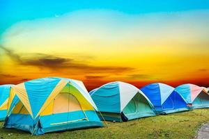 tenda turistica con bellissimo sfondo al tramonto foto