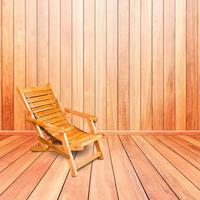 sedia a sdraio in legno in stile retrò su interni con pavimento in legno