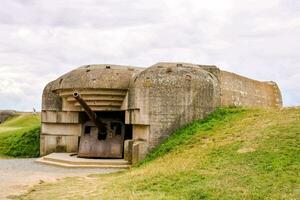 un' bunker con un' grande cannone foto