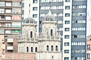 Due grande edifici con Due guglie su superiore foto