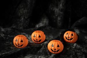 decorazione tono scuro lanterna zucca di halloween foto