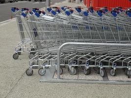 carrelli della spesa del supermercato foto