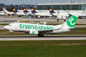 transavia boeing 737-700 ph-xrv passeggeri aereo arrivo e atterraggio a Monaco aeroporto foto