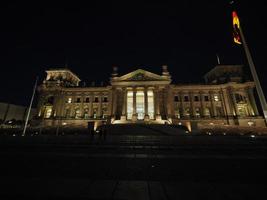 il parlamento del bundestag a berlino di notte foto