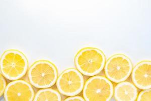 raccolta di fette di limoni gialli freschi foto