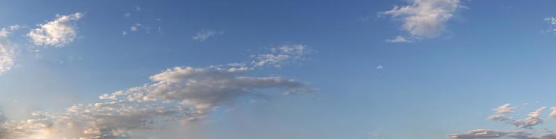 cielo panoramico in una giornata di sole. foto