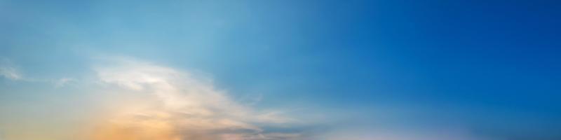 drammatico cielo panoramico con nuvole in tempo crepuscolare. foto