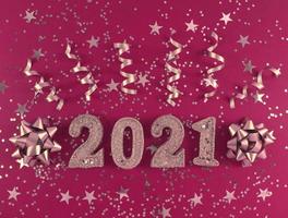 biglietto di auguri del nuovo anno 2021. figure luccicanti, stelle, fiocchi foto