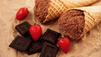 gelato al cioccolato in un cono di cialda su sfondo di carta artigianale