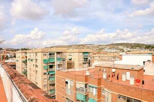 un' Visualizza di il città a partire dal il balcone di un appartamento foto