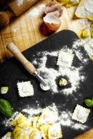 fabbricazione ravioli, taglio il Impasto, ripieno il italiano pasta foto