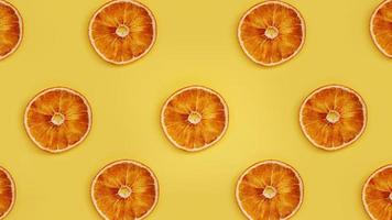 arancia essiccata su sfondo giallo.