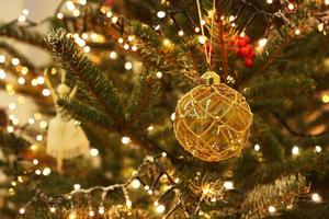 decorazioni natalizie a forma di palla in un vero albero foto