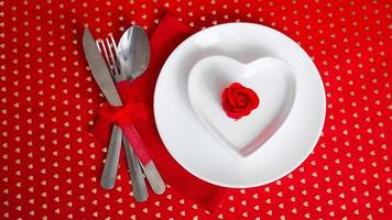 decorazione romantica della tavola delle vacanze - sfondo rosso foto
