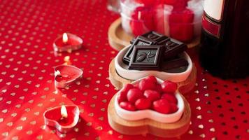 cioccolatini e dolci su piatti a forma di cuore foto