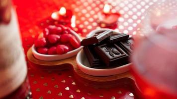 San Valentino. bottiglia di vino, bicchieri, rosa rossa foto